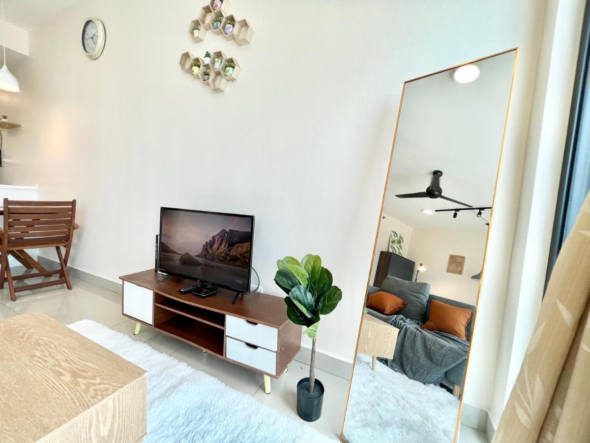 A 1-4 Pax Cozy Studio Tv Box Pool 100Mps Wifi 3 Bed Trefoil Setia Alam Exterior photo