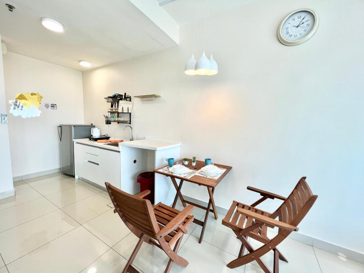 A 1-4 Pax Cozy Studio Tv Box Pool 100Mps Wifi 3 Bed Trefoil Setia Alam Exterior photo